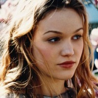 Julia Stiles Net Worth|Wiki: know her earnings, career, Lifestyle, Movies