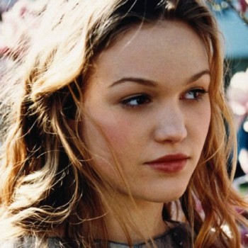 Julia Stiles Net Worth|Wiki: know her earnings, career, Lifestyle, Movies
