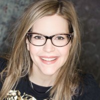 Lisa Loeb Net Worth and Facts of her earnings, career, family, early life