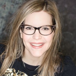 Lisa Loeb Net Worth and Facts of her earnings, career, family, early life