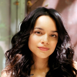 Norah Jones Net Worth-Know her songs,earnings,awards,albums, career, parents, husband